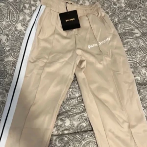  Palm Angels byxor - Snygga beige byxor från Palm Angels. bra skick pris kanndiskuteras