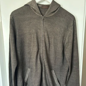 Brun ulltröja från Altea - Säljer en snygg brun tröja från Altea i 100% virgin wool. Nypris 4000 kr. Perfekt för höst och vinter med sin varma och mjuka känsla. Tröjan har en dragkedja framtill och praktiska fickor. Tillverkad i Italien, vilket ger den en lyxig touch. Passar både till vardags och lite finare tillfällen.