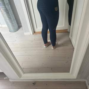 Säljer marinblå ridleggings storlek XS från Maya Delorez!💙Bra skick och sparsamt använda, men lite bortskaft grepp (se sista bild). Mobilfickor på båda sidor. Nypris: 799💸Säljer då det var länge sen jag använde dem🥰 