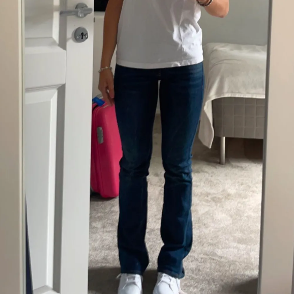 Säljer ett par snygga blå jeans från G-Star RAW i bra skick. De har en klassisk femficksdesign med dragkedja och knapp framtill. Passar till allt från sneakers till klackar!🩷🩷storlek 25x30 . Farkut & Housut.