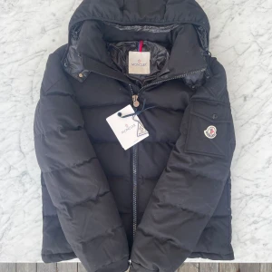 Moncler montgenevre - Säljer nu denna skit snygga Moncler montgenevre jackan till ett sjukt pris. Alla tags på bilderna kommer med vid köp. Självklart äkta, alla NFC och QR kod fungerar som vanligt. Skick 9/10 använd ett fåtal gånger. Nypris: 23 tusen, mitt pris 4899. Tveka inte att höra av dig vid minsta lilla intresse eller frågor. MVH Filip
