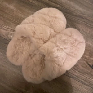 Ljus rosa fluffiga tofflor - Säljer ett par Supermysiga och fluffiga tofflor i ljusrosa färg från hunkemöller. Perfekta nu för vintern för att hålla fötterna varma. Pris kan diskuteras och skriv för frågor!🥰