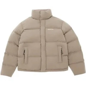 Beige jacka  - Säljer en snygg beige pufferjacka i mycket bra skick. Jackan är perfekt för kalla dagar med sin tjocka vaddering och dragkedja framtill. Den har en hög krage för extra värme och två praktiska fickor med dragkedja. Passar perfekt för både höst och vinter! Säljer den då jag har flyttat till skogen och en vit vinter jacka blir väldigt opraktiskt nypris 5500 mitt pris är förhandlingsbart och jag tolerar byten 