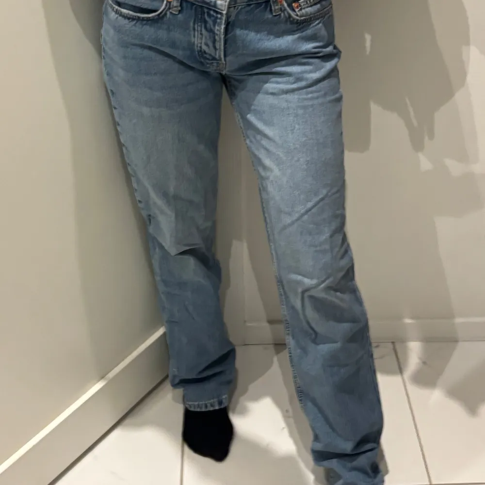 Säljer ett par klassiska blå jeans i bra skick. De har en normal passform❣️jag är 166cm. Jeans & Byxor.