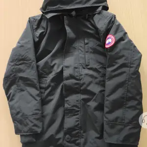 Säljer en svart parkajacka från Canada Goose i mycket bra skick. Jackan kommer med päls: aldrig använt jackan bara för att testa då de är en M och den satt lite stor på mig och ja är 170, min bror som är 178-180 satt den perfekt på, men behöver alla pengar ja kan få eftersom ja lagt mycket pengar på jackan, kvitto från canada goose som ja fått på gmail förekommer samt och ett helt canada goose kitt som du kan lägga jackan i och allt 
