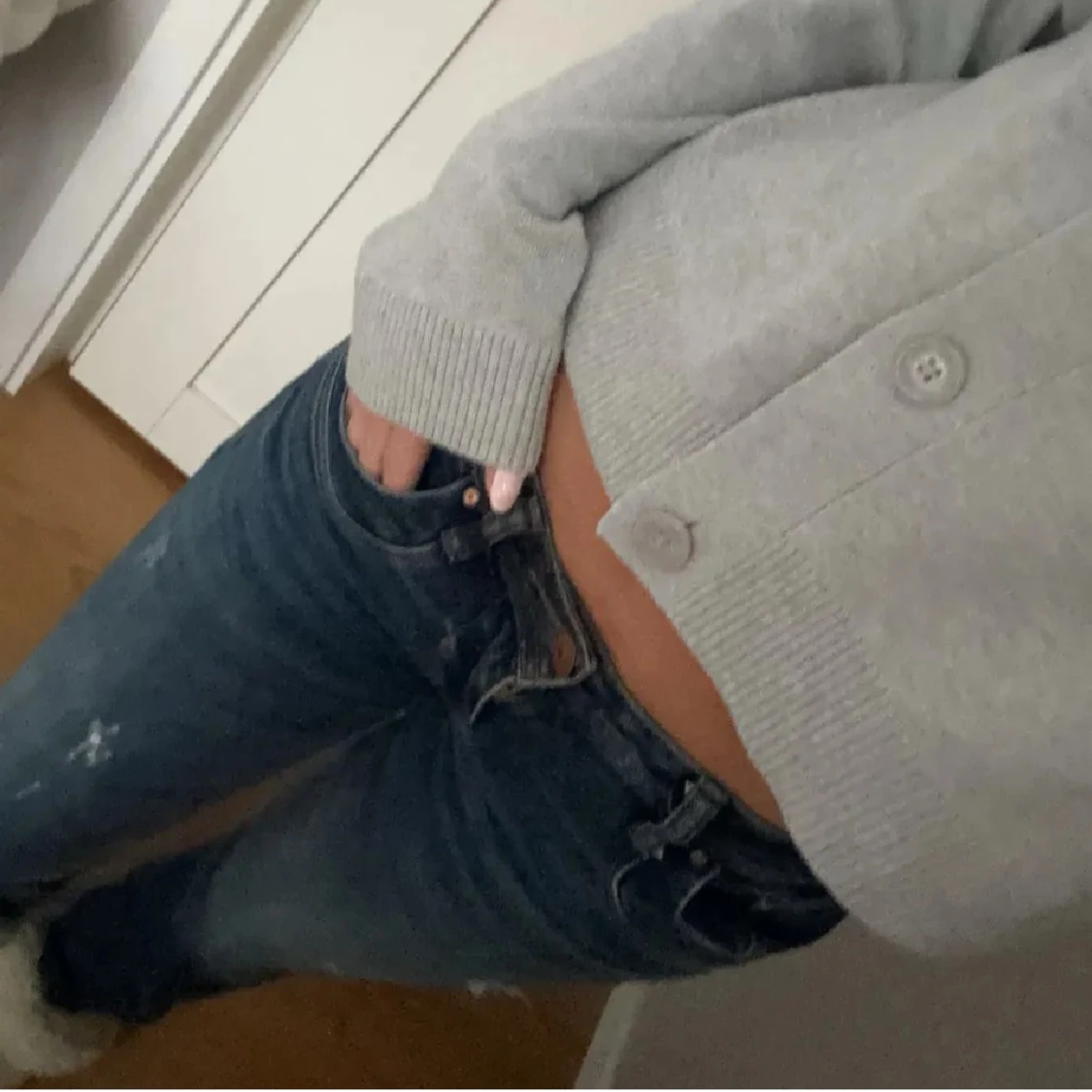 Blå jeans med slitningar