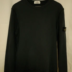 STONE ISLAND  - STONE ISLAND SWEATSHIRT   CONDITION 8/10  COLOUR SVART/GRÅ  STORLEK 170 PASSAR SMALL   AUTHENTIC   FÖLJ GÄRNA OSS PÅ INSTAGRAM  KEEPITCASUAL.STORE 