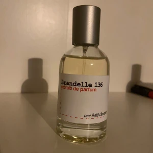 Brandelle 136 Extrait de Parfum One bold chemist - Säljer en elegant flaska Brandelle 136 Extrait de Parfum. Den har en stilren design med en genomskinlig glasflaska och en silverfärgad kork. Doften är intensiv och långvarig, perfekt för speciella tillfällen. Flaskan är nästan full och redo att användas. Perfekt för dig som älskar unika och djärva dofter!