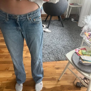 Blå jeans Arrow från weekday - Säljer ett par klassiska blå jeans i modellen Arrow från weekday. De har en straight passform och är i bra skick. Perfekta för vardagsbruk och kan matchas med det mesta. De är tillverkade i ett slitstarkt denimtyg och har en traditionell femficksdesign. Storleken är 28/32