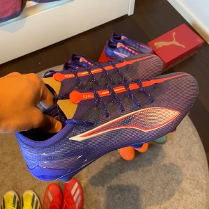 Puma Ultra 5 Ultimate FG - Tja! Säljer nu mina helt oanvända Puma Ultra 5 Ultimate FG då dom ej kommer till användning! Pris ej hugget i sten vid snabb affär! Tveka inte på att skriva om du har några frågor eller funderingar😊