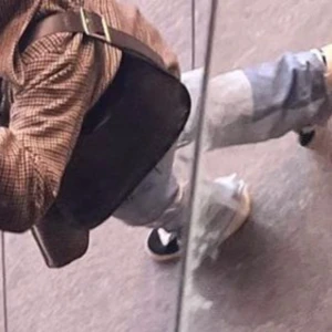 BRUN HANDVÄSKA 👜 - Perfekt storlek och såå fin färg i läder från Wera. Köpte för 1500kr och den är näst intill oanvänd! Den har inga defekter. Kan diskutera priset❤️‍🔥☺️