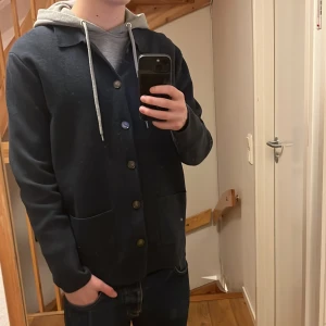 John Henric Cardigan - Hej! Säljer denna riktig feta och unika cardiganen från John Henric! Köpt i somras men har inte kommit till så mycket användning, toppskick! Inga defekter mm! Size M, men med en tröja under blir den lite som S! Nypris ör 1000kr, mitt pris 329kr! Vid minsta fundering tveka inte att kontakta mig! //Nils