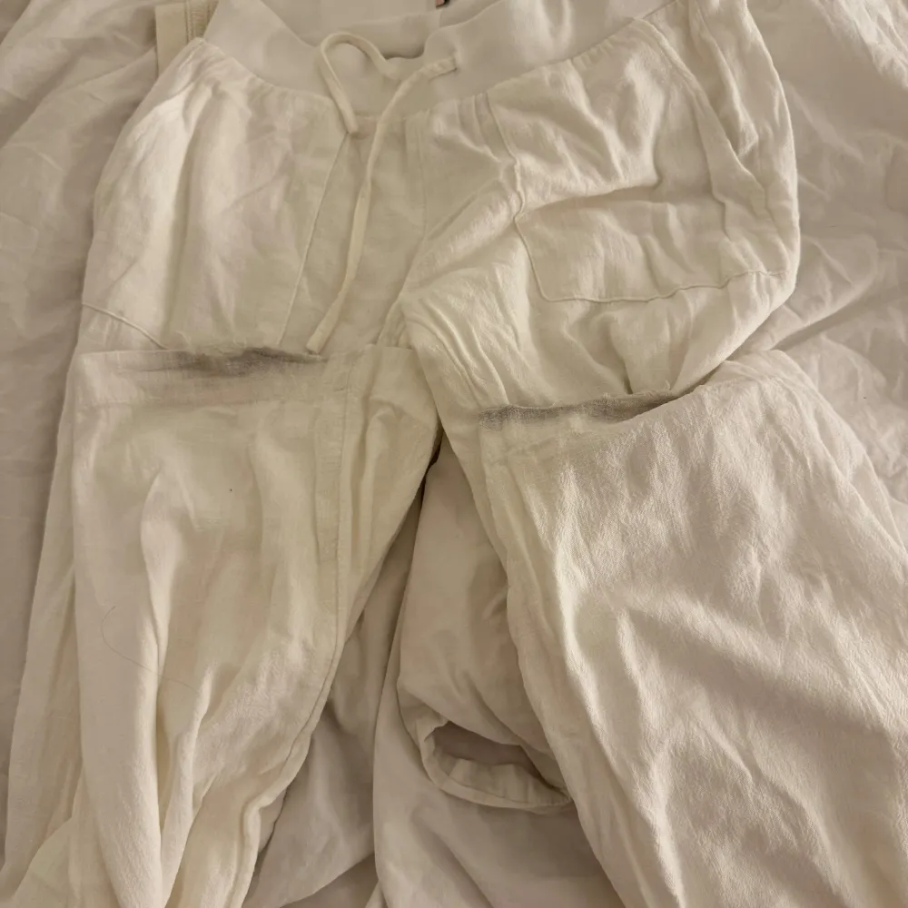 säljer mina linne byxor ifrån nelly inga fläckar eller något men dock har jag trappat ner dem där nere är 164cm darför sänker jag priset ( köpte dem för 500kr) kontakta mig om ni är intresserade eller om ni vill ha fler bilder kan jag fixa. Farkut & Housut.
