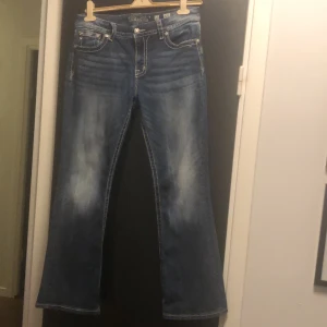 Miss Me jeans stl 31 - Snygga blå bootcut jeans från Miss Me, supersköna. Liite slitna längst ner där bak på båda benen(se bild).