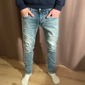 Replay anbass  - Säljer ett par replay i modellen anbass! Storlek W32 L34! Hör gärna av dig om du har frågor!