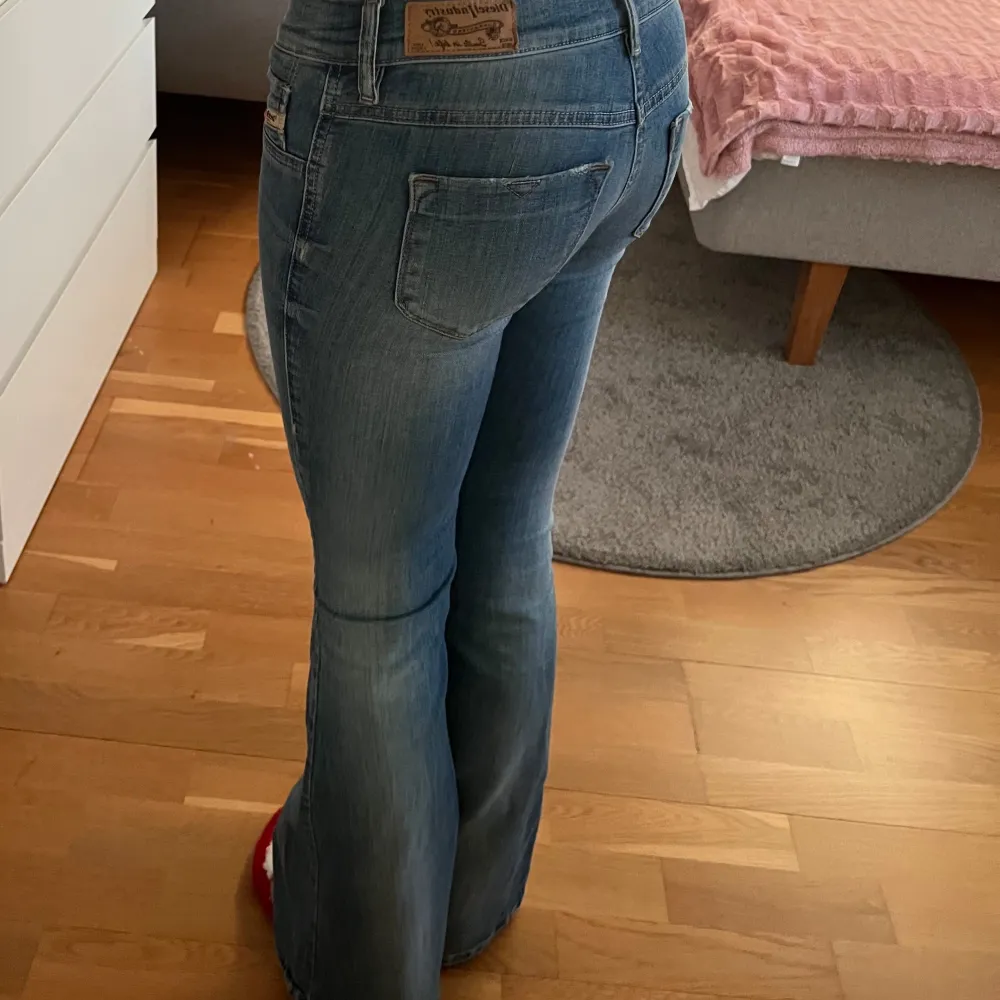 Säljer ett par snygga blå bootcut jeans från diesel. De är lågmidjade och i nyskick! Priset kan diskuteras vid snabb affär🥰. Jeans & Byxor.