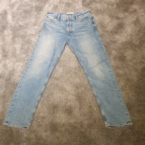 Ljusblå jeansbyxor från Jack and jones  - Säljer ett par klassiska ljusblå jeans i bra skick. De har en straight . Jeansen är tillverkade i slitstarkt denim och har den ikoniska läderpatchen på baksidan. Storlek 30 32. Vid frågor eller funderingar så är det bara att höra av sig. Pris är ej hugget I sten.