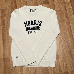 Vit/beige Morris tröja  - Stickad Morris sweatshirt i mycket bra skick, inget speciellt med storleken. Priset är diskuterbart😁ställ gärna frågor!