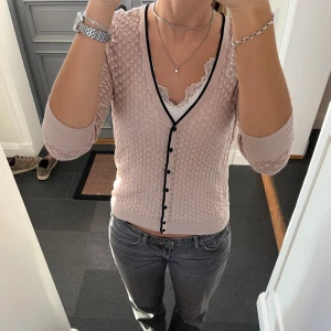 Rosa stickad kofta  - Rosa trekvartsärmad stickad kofta från H&M i storlek S. Fint skick. Använd gärna köp nu!