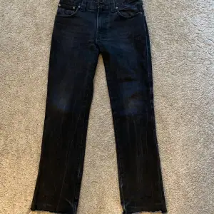 Säljer ett par svarta jeans från Nudie Jeans i mycket bra skick. 🖤