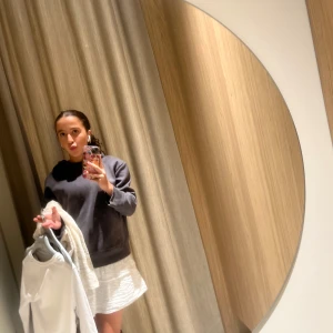 Mörkgrå sweatshirt från Zara - Säljer en mörkgrå sweatshirt i normal passform. Perfekt för höst och vinter med långa ärmar och mjukt material. Enkel och stilren design som passar till det mesta. Perfekt för en avslappnad look eller lager på lager-stil. Säljer pga den blivit för liten för mig ☺️