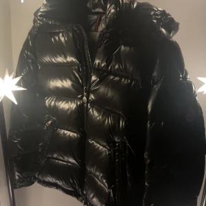 Moncler Maya Svart - Moncler Maya Svart  -Storlek: 1 (-S+) -Skick: 9/10 (Endast Cartoon är sydd därav ej 9,5 skick, annars superfin) -Nypris: 17970kr -Pris: 7900kr -Frakt: (hemlevererat spårbart)📦  Tveka inte att höra av dig vid minsta frågan!