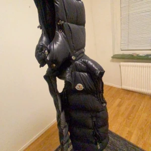Svart dunväst från Moncler - Säljer en snygg svart dunväst från Moncler i mycket bra skick. Storlek S mycket bra skick 9/10 köpt för 3500 