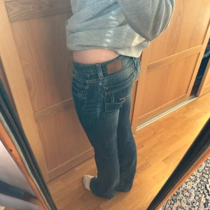 Blå jeans med bootcut - Snygga blå cross jeans med bootcut och lågmidja! Jag är 173 och jeansen är för långa för mig💓De står ingen storlek men skulle säga att dom är i storlek 38 då dom passar på mig som vanligt vis har de i jeans! 