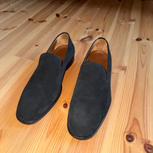 Svarta loafers från Aquatalia - Eleganta svarta loafers i mocka från Aquatalia. Perfekta för en stilren look med en bekväm passform. Använt endast en gång
