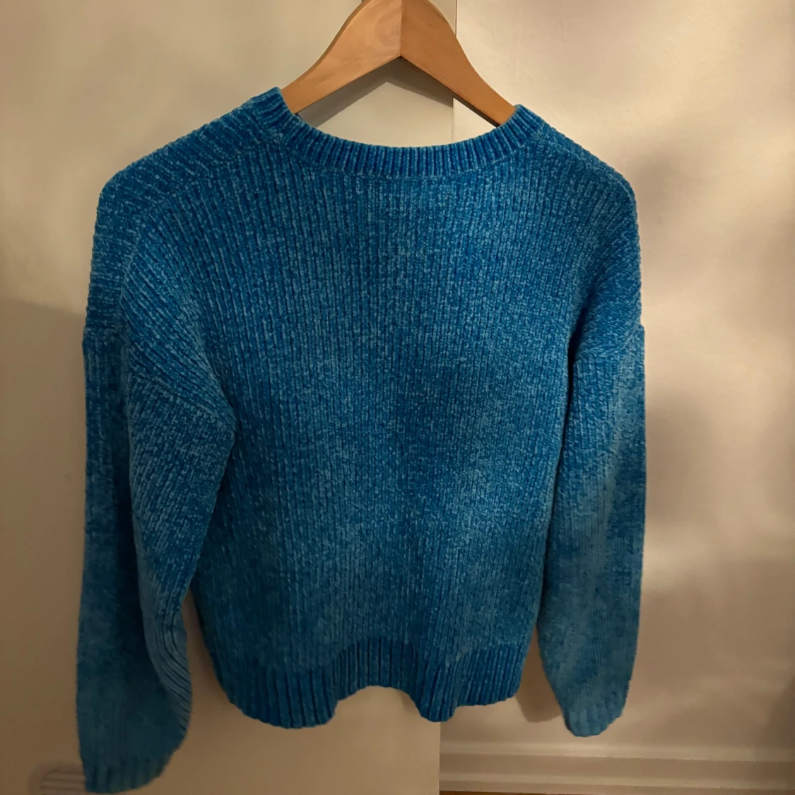 Blå stickad tröja - 90