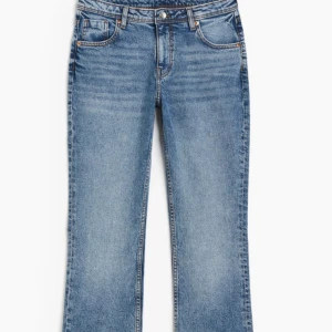 Lågmidjade bootcut jeans - Från hm! Tog bilden från hemsidan men behövde dela upp den på två eftersom inte hela byxorna kom med på bilden. Fint skick. Jättesköna. Lagom längd (jag är 165 cm) och pris diskuterbart! ❤️🥰💓