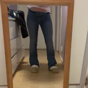 Säljer ett par snygga blå bootcut jeans i bra skick💓