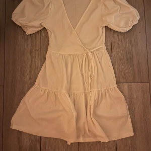 Vit Klänning - Säljer min vita klänning från Gina då den är för liten. Använd 2gnr. Den är V-ringad och går att knyta. Den tvättas såklart innan leveransen. 