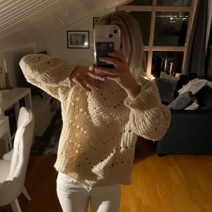 Stickad tröja - Mysig stickad tröja från Saint Tropez, aldrig använd!! Storlek XS, kontakta mig vid fler frågor❣️🙌🏻