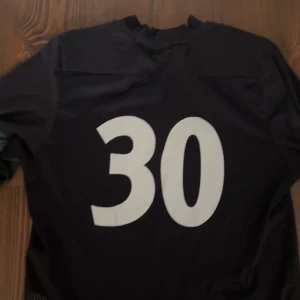 Svarta byxor från Salming innebandy  - Säljer ett par svarta byxor från Salming med justerbara spännen och gröna detaljer. Perfekta för sportiga aktiviteter. Byxorna har en liten reva som syns på bilden.  Säljer salming tröja nummer 40 och den är i jätte bra skick ingen skador på den och hjälmen är hel också 