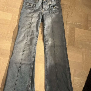 Blå jeansbyxor med fickor - Snygga blå jeansbyxor utan bakfickor💕super fina och i fint skick💕midjemåttet är 70cm💕