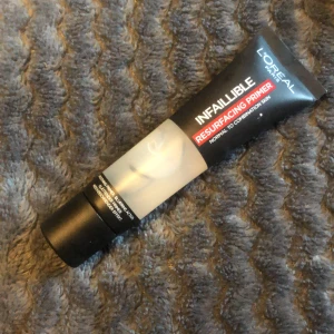  Primer från L'Oréal - Säljer en Infallible Resurfacing Primer från L'Oréal. Perfekt för normal till oljig hud, den jämnar ut huden och ger en slät bas för smink. Kommer i en praktisk tub som är lätt att använda. Perfekt för att få sminket att hålla hela dagen!