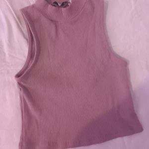 Säljer den eftersom den inte kommer till användning  - Storleken M/L men den är väldigt lite så man kan räkna med att den är xs/xxs