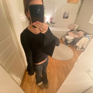 Svart tröja från Bik Bok - Säljer en svart tröja från Bik Bok i storlek XS. Den har långa ärmar med en lätt utsvängd design och är croppad för en trendig look. Perfekt för både vardag och fest! 🖤