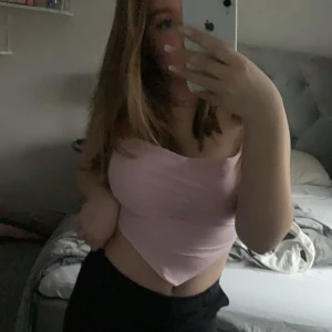 Rosa tubtopp från H&M Divided - Säljer en söt rosa tubtopp från H&M Divided i storlek M. Toppen har en snygg snörning i ryggen och är perfekt för sommardagar. Den är i mycket bra skick och passar både till vardags och fest. 💖