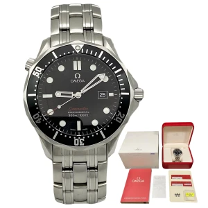 Omega Seamaster Full Set - Omega Seamaster Professional 300m från 2009 har en boett med en diameter på 41 mm. Den drivs av ett Quartz-urverk och är vattentät ner till 300 meter (30 ATM).  Referensnummer: 212.30.41.61.01.001                 Klockan är i utmärkt skick med endast mindre ”desk scratches” på claspen, som knappt märks vid normal användning. Boett, bezeln och länk är i fantastiskt bra skick och näst intill nyskick och vittnar om varsam hantering. Glaset är nästan som nytt förutom en micro repa vid 50 (på bezeln)