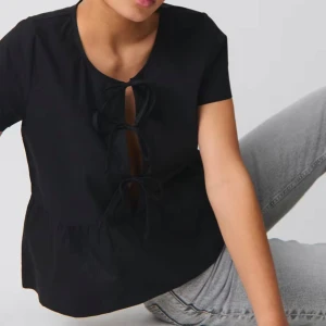 Gina tricot blus - En jätte söt blus ifrån Ginatricot, lappen kvar så helt ny men testad 2 gånger därav priset, inte riktigt min stil och kan inte skicka tillbaka längre. Storlek M men sitter som S. Original pris 299, slut på hemsidan, skriv om ni vill ha bilder på den🙃