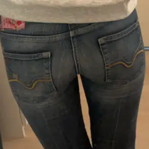 Säljer dessa Lågmidjade jeans från replay och dom är bootcut, hör av er vid frågor. Storlek: w25, l32