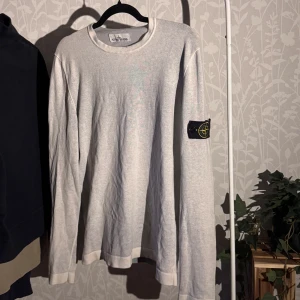 Stone Island Långärmad Tröja - Säljer en Stone island tröja, tunnt material. Flaws på sista bilden. Storlek Large. ! Bilder på QR/CLG koden får du på DM. Vid fler frågor och funderingar är det bara att höra av dig! Priset går att Diskuteras.