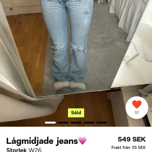 Lågmidjade jeans - Säljer ett par snygga lågmidjade jeans i ljusblå denim. De har en bootcut-stil med slitningar på knäna för en trendig look.