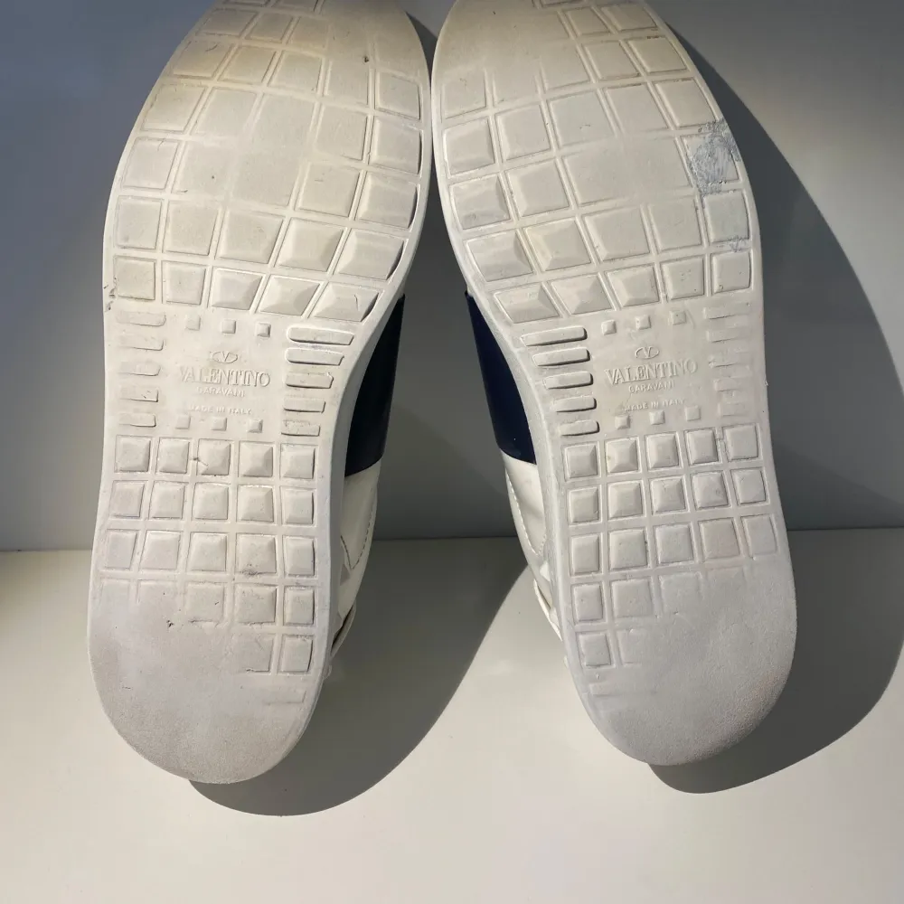 Ett par valentino opens i mörkblå i 9/10 skick men jag har bytt snörena på dom. Har även orginal snörena som man får med men dom är smutsiga och i dåligt skick. Nypris ligger runt 7000kr och mitt pris är 2199. Dom är i storlek 42 men passar även 43. Skriv för fler frågor.. Skor.