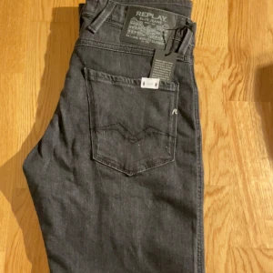 Replay anbass - Tjena! säljer ett par riktigt sjysta Replay anbass jeans i strl 30 32! Färgen är washed black! Dem är helt nya och oanvända, ny pris 1700, mitt pris 599!  Allt gott Henning!