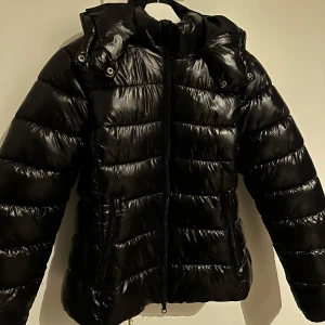 Glansig jacka från lager 157  - Säljer min jacka från lager 157 i storlek S. Aldrig använd, helt nytt skick. Säljer lite dyrare pågrund av efterfrågan på jackan. Vid snabb affär kan jag gå med på att sänka priset lite. 