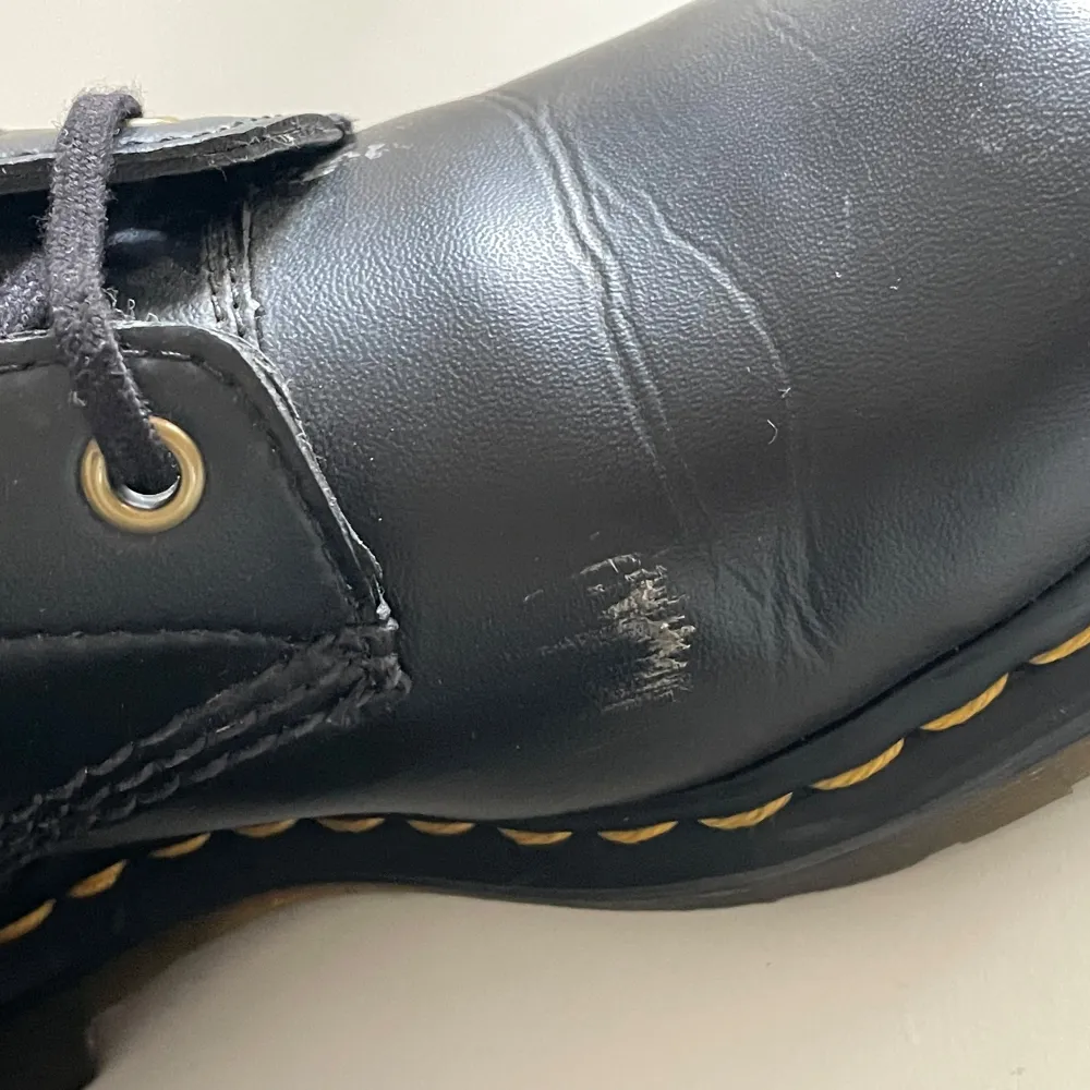 Dr. Martens vegan, bra skick förutom lite skav (se bilder).. Skor.