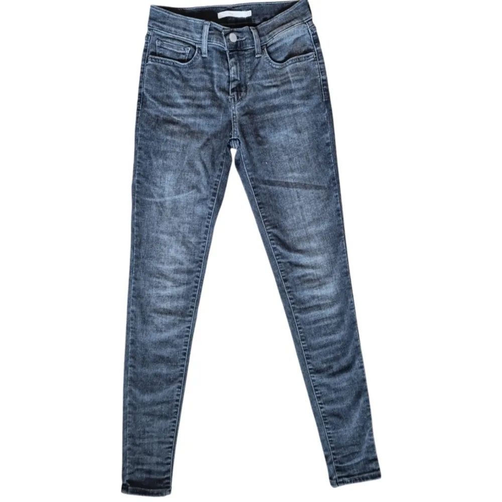 Ett par grå lågmidjade Levi´s jeans i modell 710 super skinny. De är i mycket bra använt skick där den enda tydliga skavankern är att märket med loggan på baksidan har slitits.  Längd: 98 cm Midjebredd: 31 cm Midjehöjd: 21 cm Innerben: 73 cm. Jeans & Byxor.